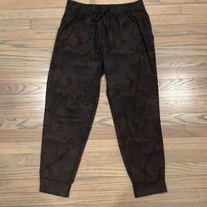 Lululemon jogger in black camo